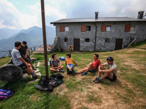 escursionisti al Rifugio Legnone