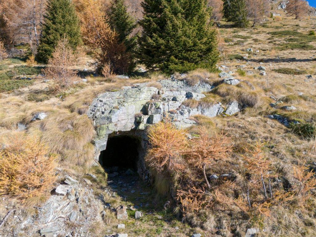 Linea Cadorna 4 Ingresso alla caverna e inizio della trincea. Macroarea 3 - Valle Magnolta Alta 